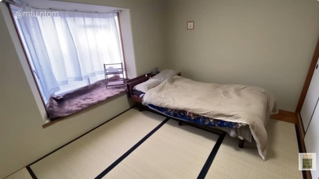 寝室には大きな出窓があり、明るい。お花見もできそう