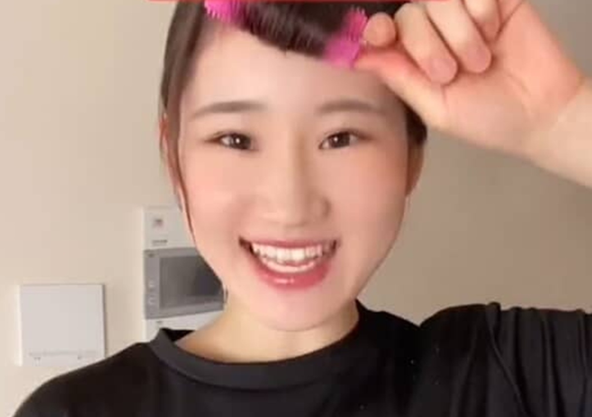 前髪の時短グッズを購入した女性、巻いてはずすと……　まさかの姿が1197万再生「おもろ笑」「最高」（1/3） | 女性 ねとらぼ