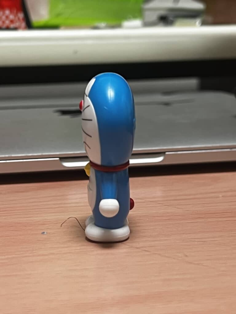 ドラえもんのフィギュアが横向きに立っている。薄い。