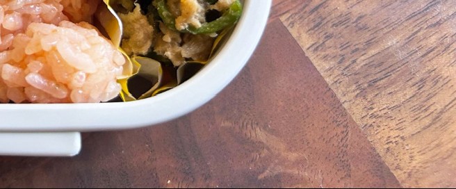 美味しそうなおかずと薄いケチャップご飯