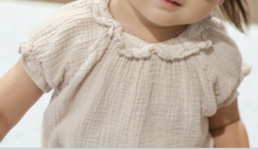 ひょこっとフレームインする娘ちゃん