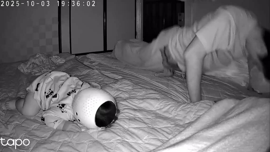 赤ちゃんの横で腕立て伏せ