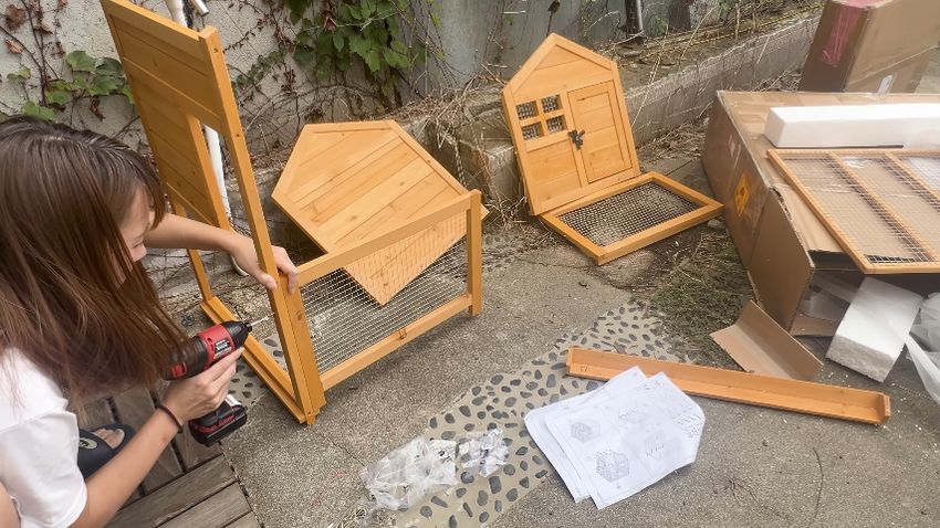 慣れない手つきでパーツをネジ止めしていく投稿者