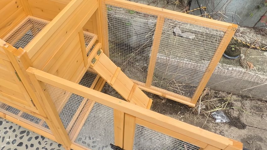 小屋の入口部分に固定した階段