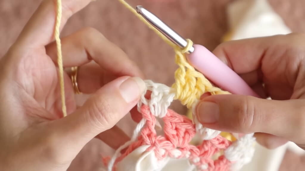 Tシャツの横幅方向へグラニーステッチで面を広げていく