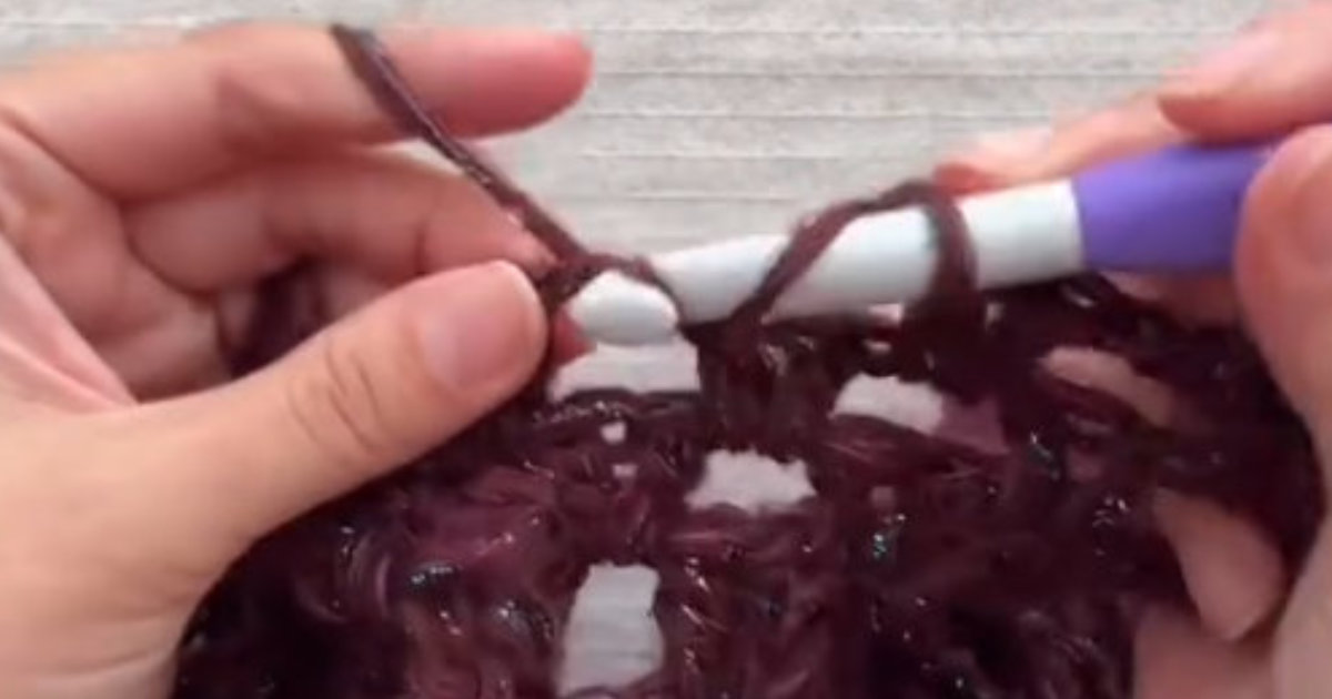 極太かぎ針で六角形を編んで、大きくしていって……　編み物教室の先生が作った“世界的人気アイテム”に「これなら作れそう！」「母にプレゼントしたい」（1/2） | ライフスタイル ねとらぼ