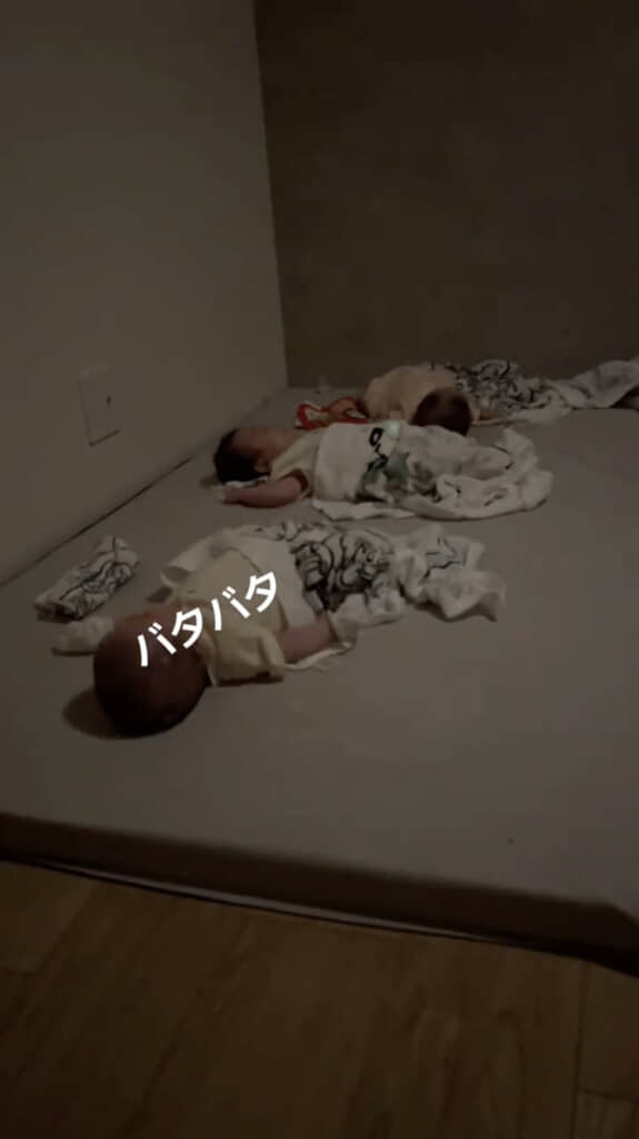 手足をバタバタ