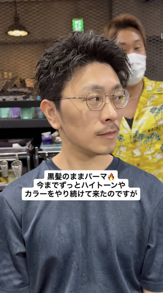 髪形がヒゲと眼鏡によく合っています