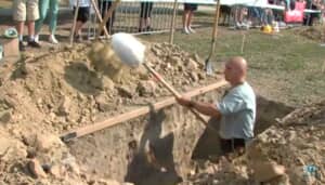 ハンガリーで開催された墓堀り選手権