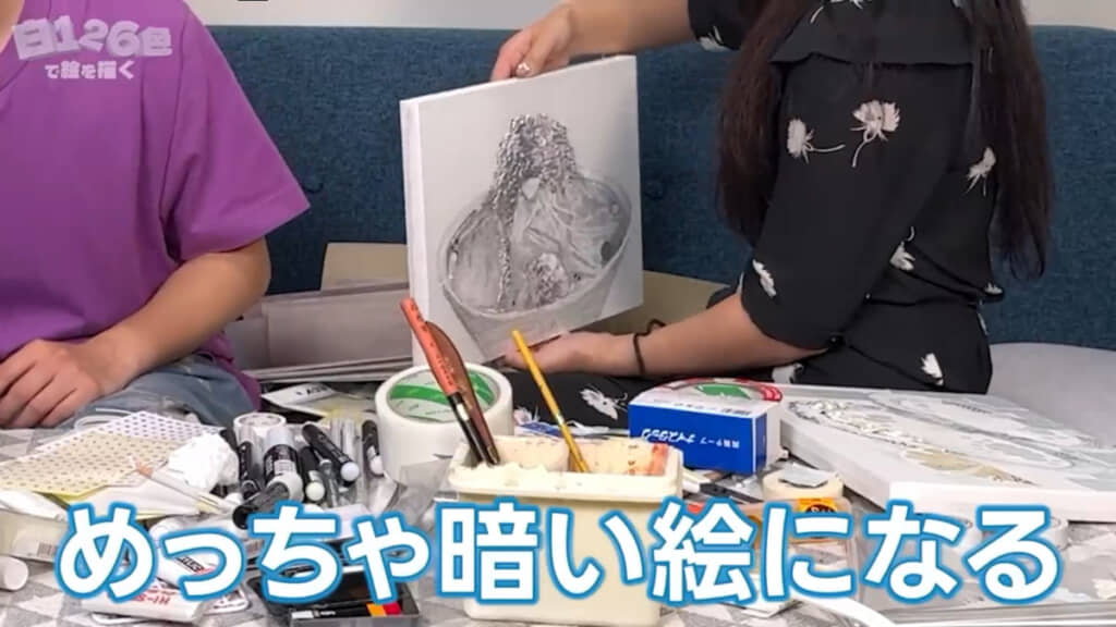 銀色に近い白を使ったことで、まわりにある色によって絵の色も変わる作品に