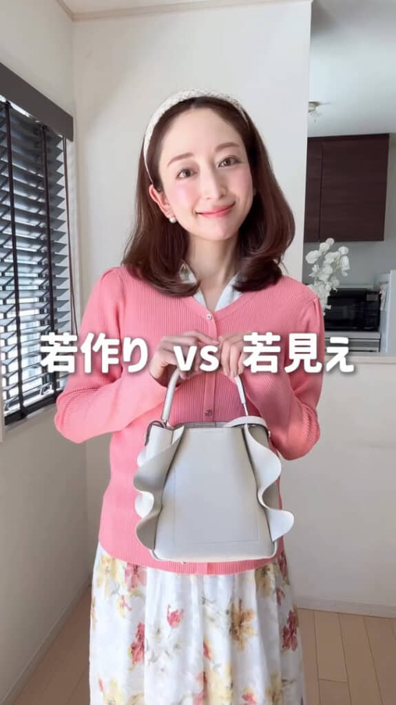 最初はピンク色のトップス×花柄スカート