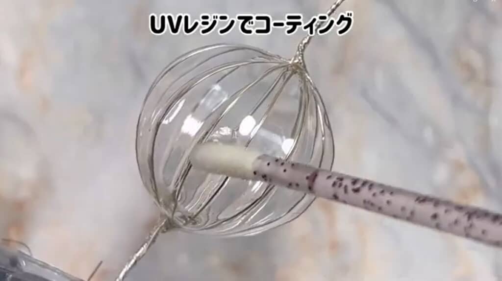 UVレジンでコーティングします