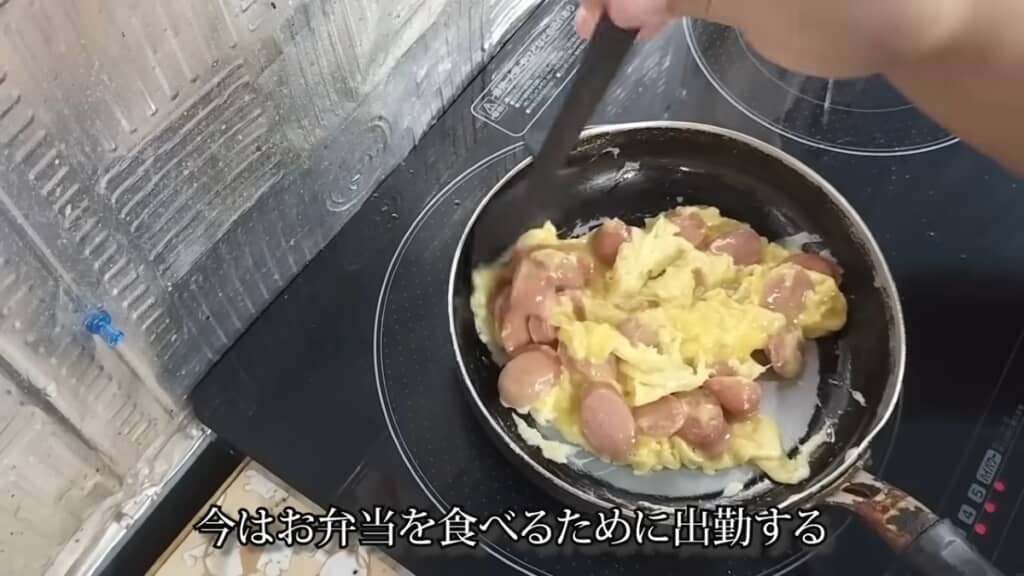 ウインナーと卵を炒めて