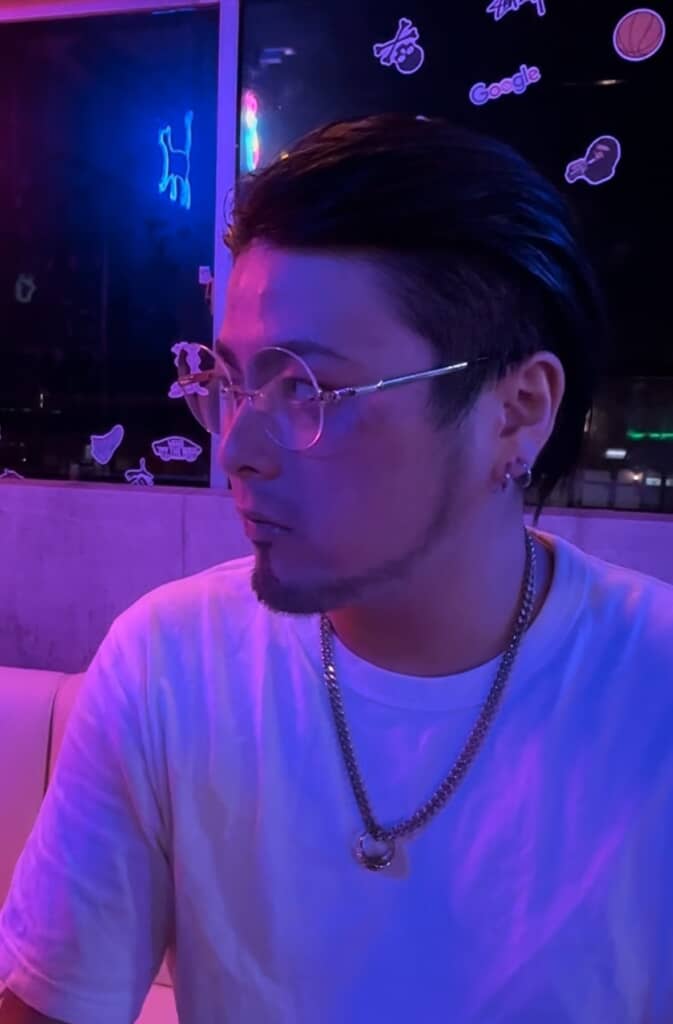 ブラックライトに照らされた横顔