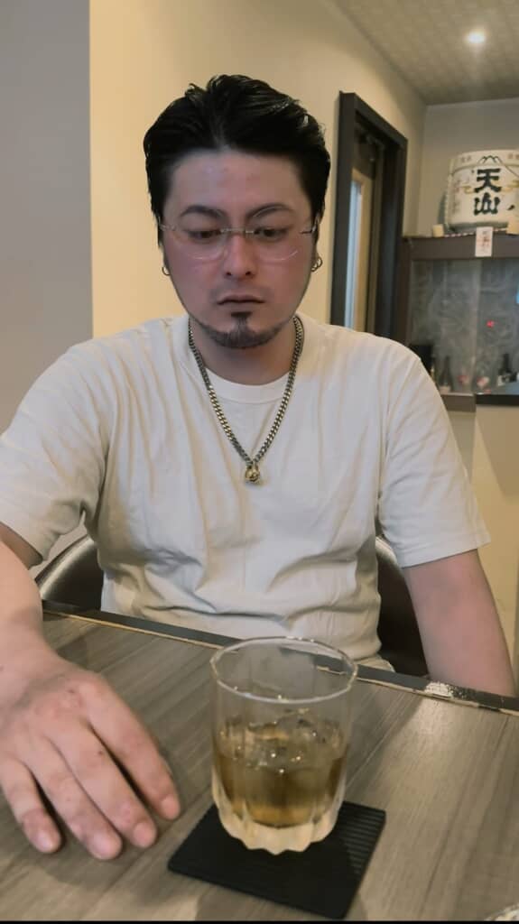 ロックグラスに視線を落としている姿