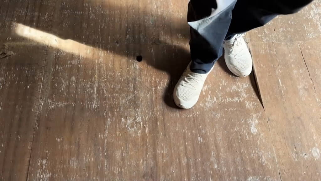 たわむ合板を危うく踏み抜きそうに……
