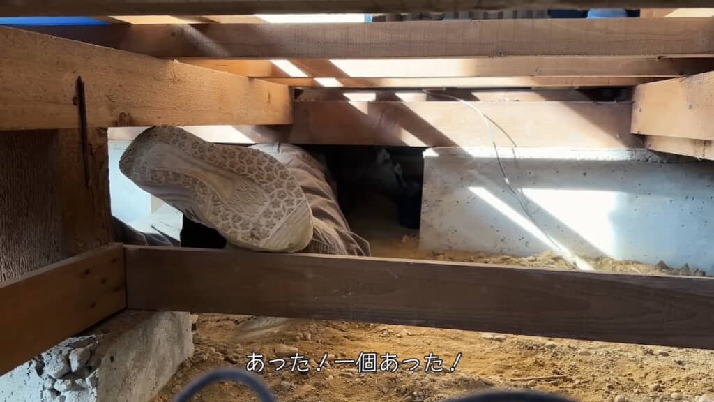 他の部屋の床下にも床下換気扇を探しにいく
