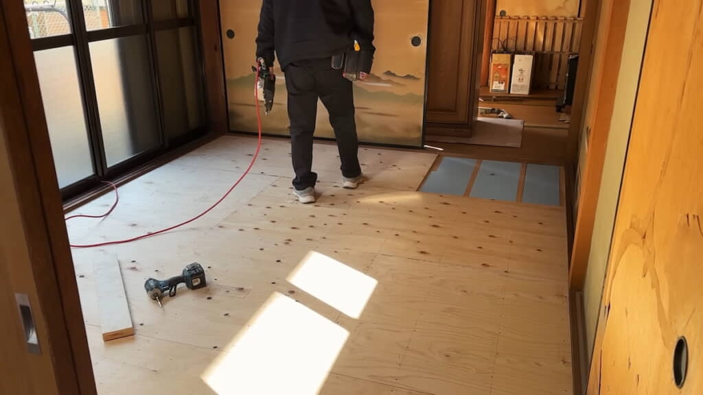 下地となる合板を固定していく
