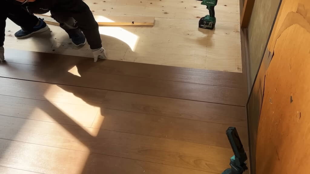 スピーディーにフローリングを張っていく
