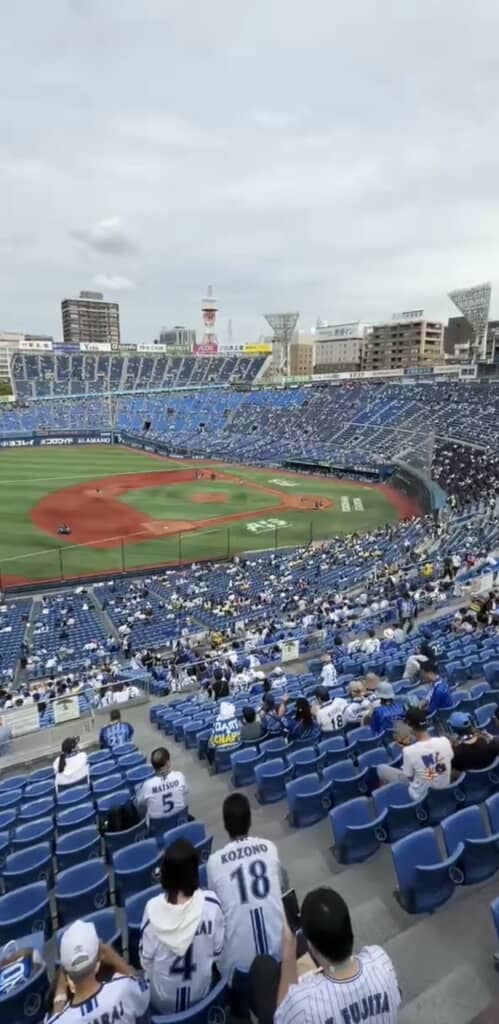 横浜スタジアムの内野席から見た試合前のグラウンド全景。
