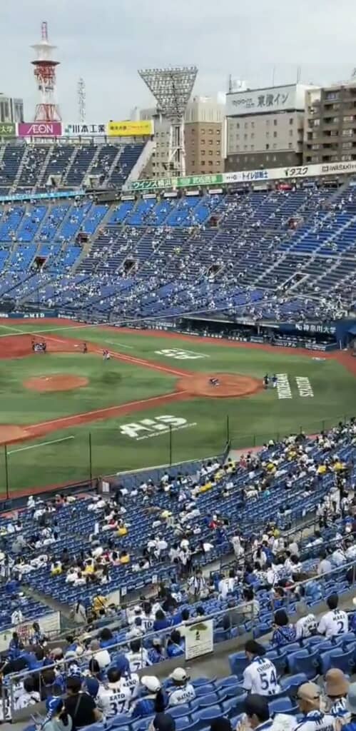 横浜スタジアムの内野席と「YOKOHAMA STADIUM」の芝生ロゴ