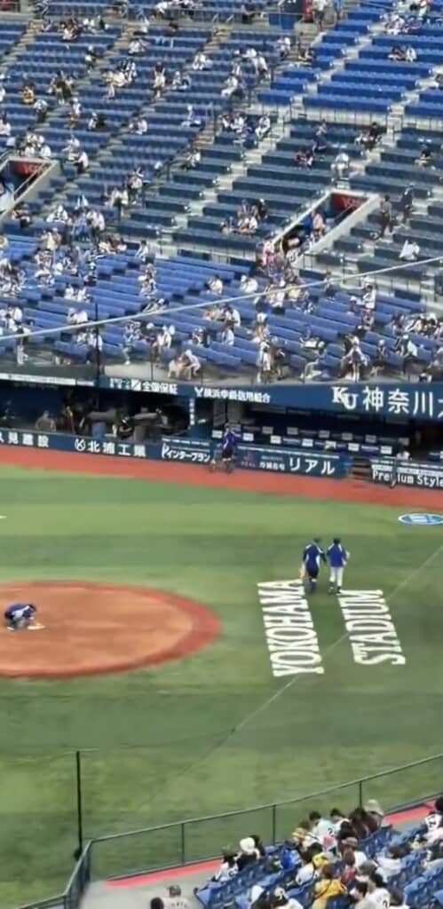 スタンドから見下ろす横浜スタジアムのグラウンドと観客席