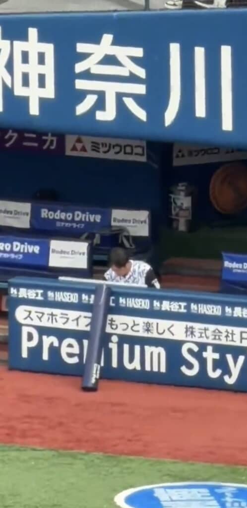 　横浜スタジアムのベンチ前に座る選手と「神奈川」の看板。