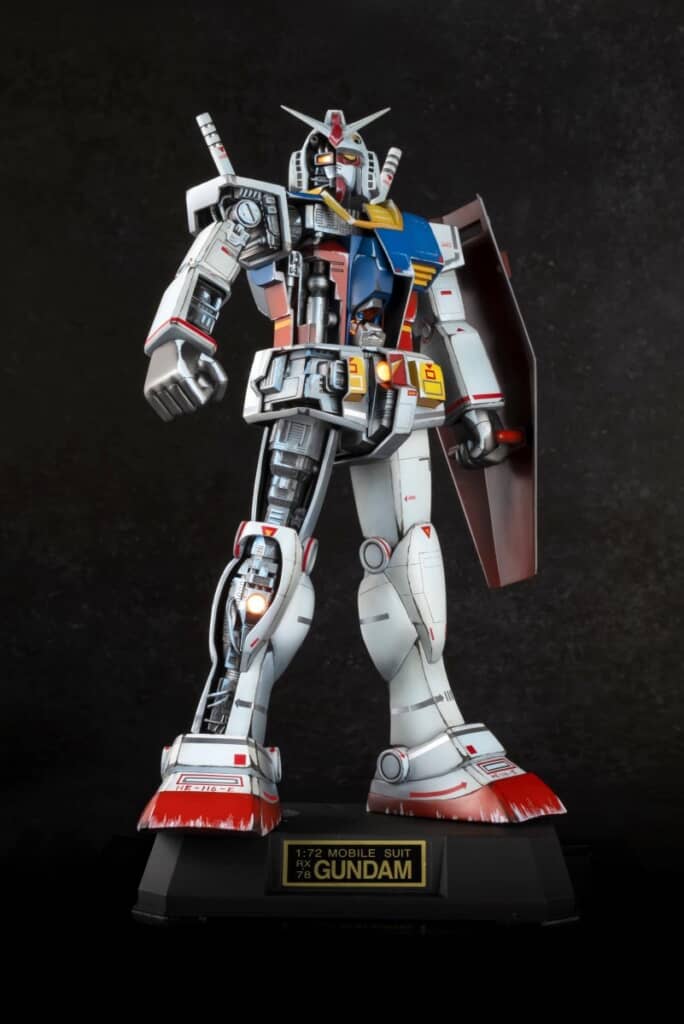 内部メカが一部むき出しになっているガンダムのプラモデル