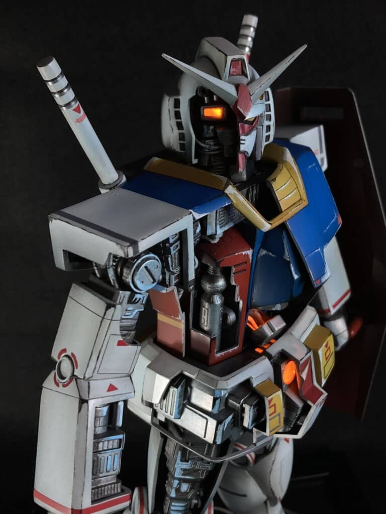 電飾が仕込んであり目や膝がオレンジ色に発光するガンダム