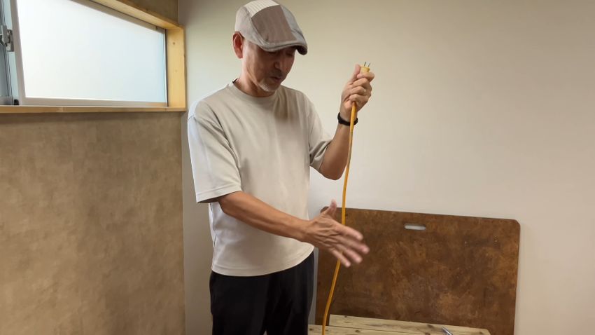 カメラに右手の甲を向けてコードを握る