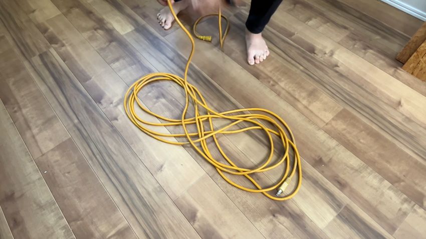 床の上にコードを置いて大きな8の字を描く