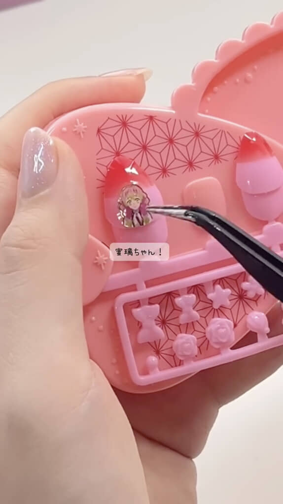 甘露寺蜜璃のシールをぺたり