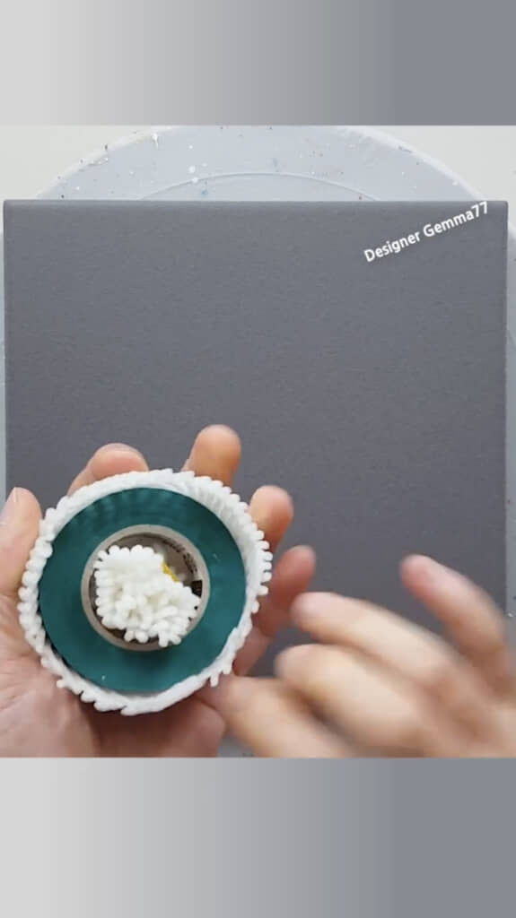 輪ゴムで留めてビニールテープに通し……