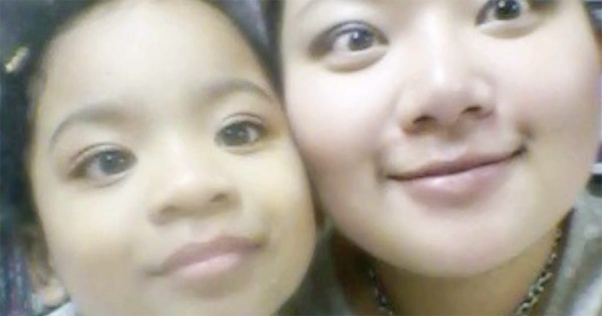 ほっぺをくっつけるママと幼い娘→16年後……「ちょっと待って」　220万再生の“衝撃の現在”に「え??」「頭がおかしくなりそう」【海外】（1/2） | 育児 ねとらぼ