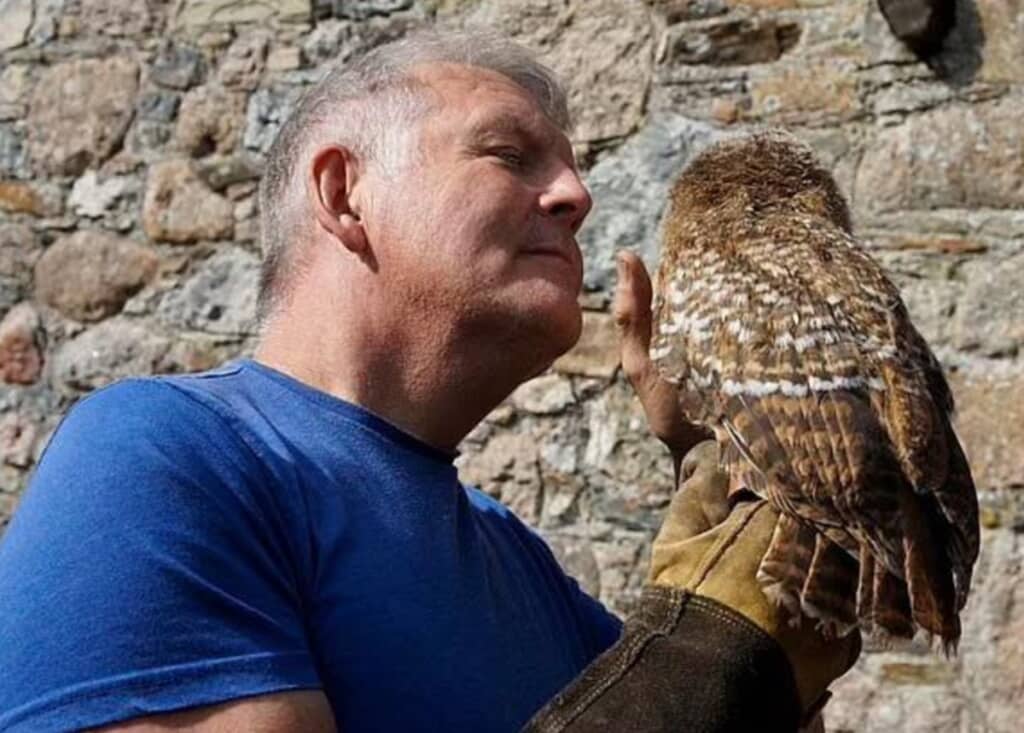 絆を育む男性とフクロウ