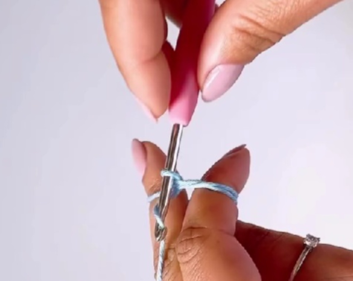 水色の毛糸をまぁるく編み、きゅっと窄ませると……「わぁ！」「すごいアイデア」　差がつく“身に着けアイテム”に反響【海外】（1/3） | ライフスタイル ねとらぼ