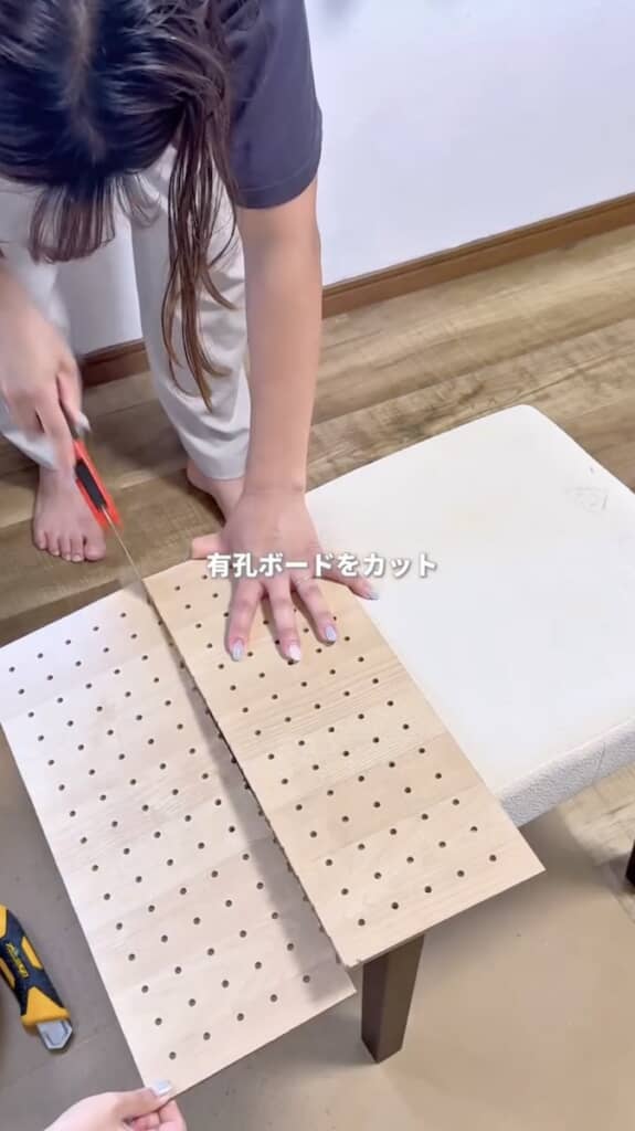 木材を切って枠を制作