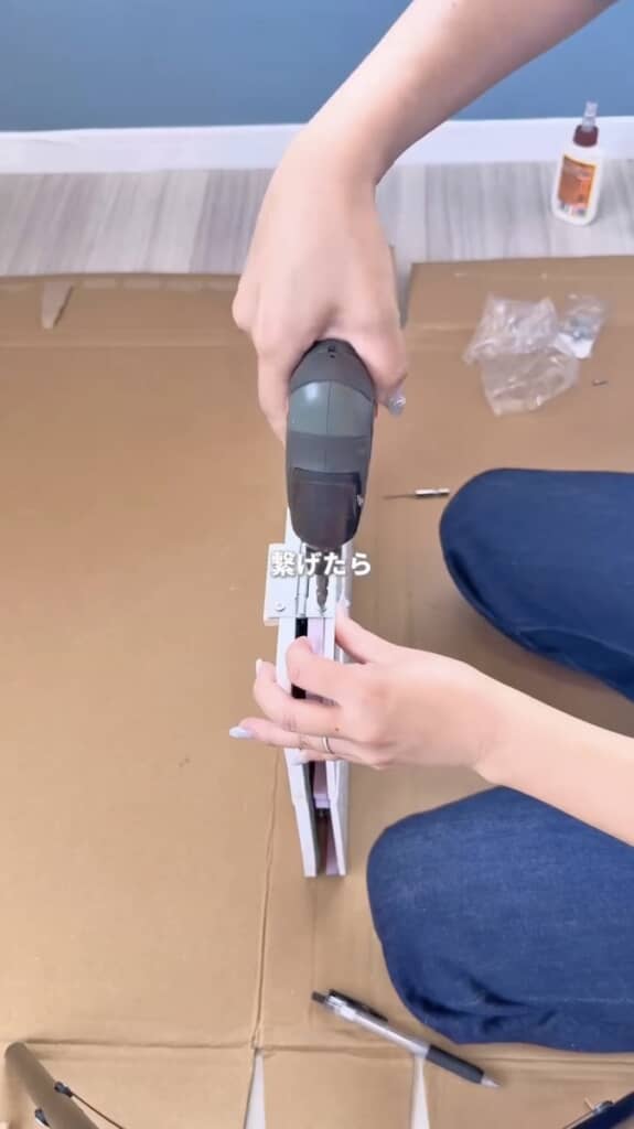 端材で蝶つがいの大きさを調整しつつ、三面鏡を組み立てます