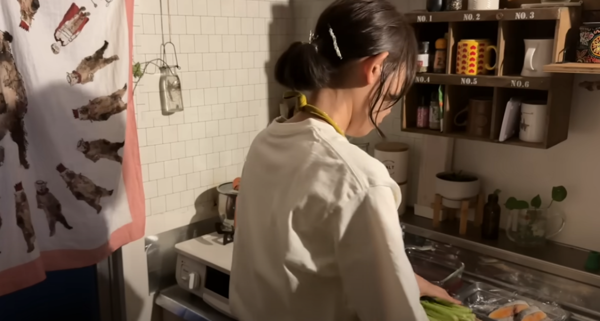 築40年家賃5万5000円、同棲解消した部屋で暮らす30代女性 自分のために作る夕飯とデザートがすてき 「癒やされました」「グッときました…」(1/3) | ライフスタイル ねとらぼ