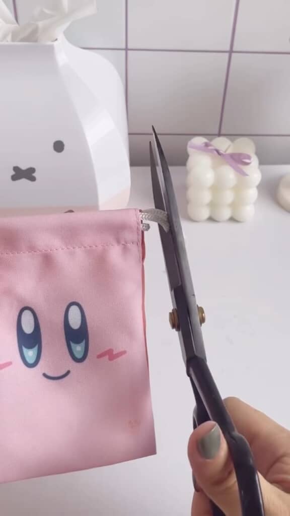 ヒモはカットして抜いてしまいます