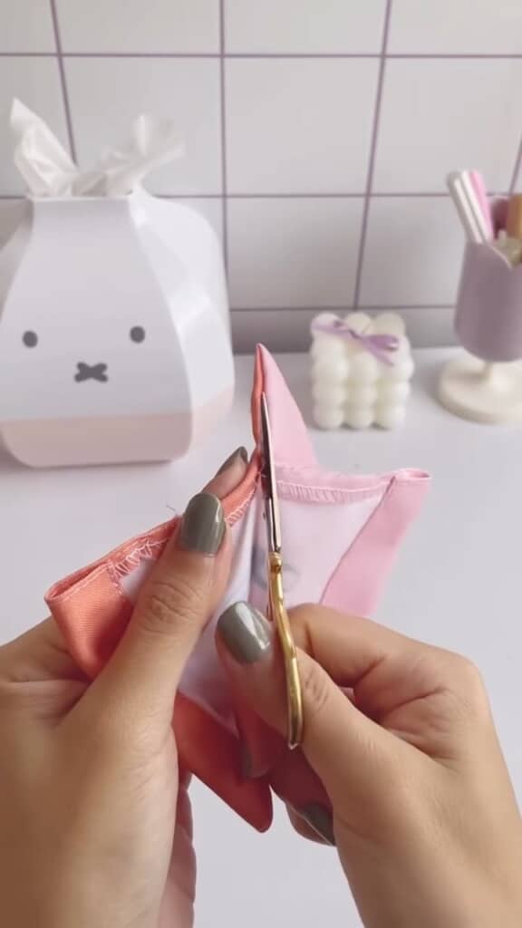 両サイドの縫い目も切り離します