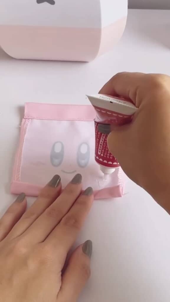 生地の端を折り返して布用接着剤で留めます