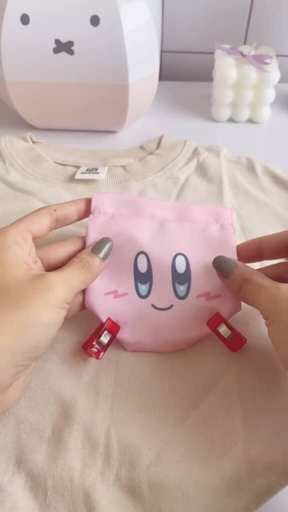 下のカドも斜めに折り返して接着。ポケットとしての強度を増します