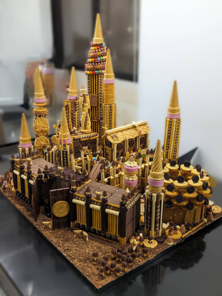 お菓子で作られた壮大な街。材料を探すのも楽しい