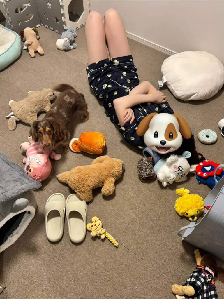 寝込む飼い主さんを心配して……