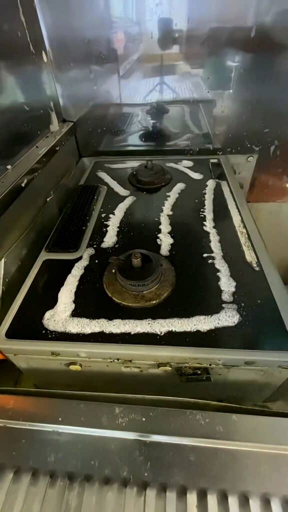 コンロ周りの油汚れには？