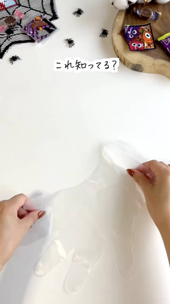 半透明のポリエチレン手袋を用意