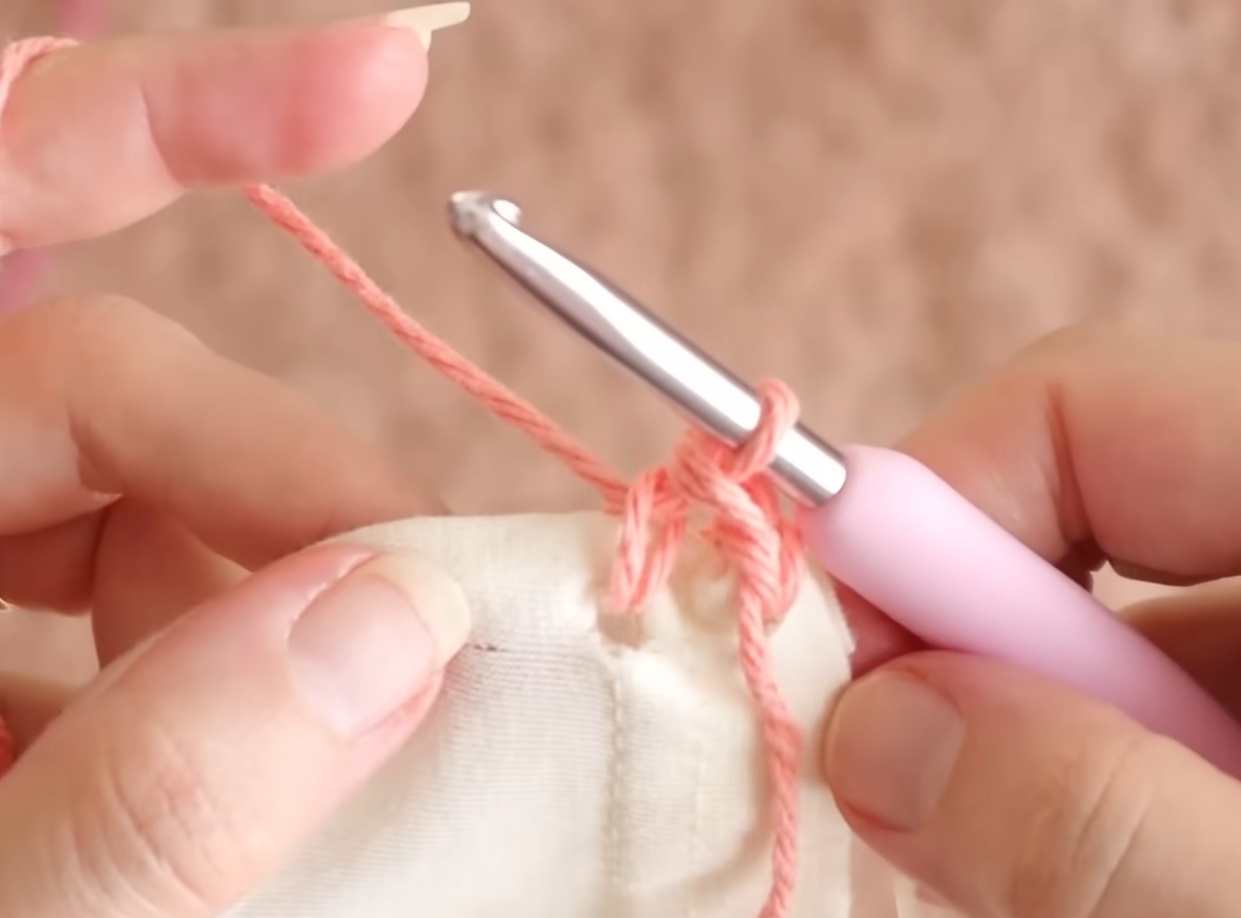 もう着ないTシャツ→毛糸をぐるっと編み付けると……「わあ！」「これを求めてた」　印象激変のリメイクが話題【海外】（1/3） | ライフスタイル ねとらぼ