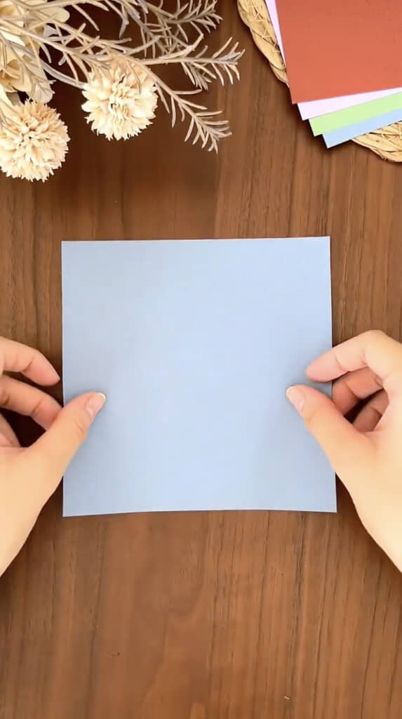 折り紙を1枚用意