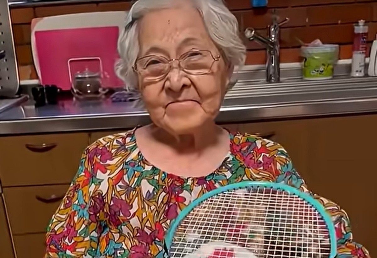 高島屋に10年務めたおばあちゃんに、「ラケット包める？」と聞いてみたら……　仕上がりに「凄すぎる」「まじでプロ」（1/3） | ライフスタイル ねとらぼ